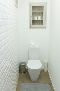 a white bathroom with a toilet and a window at Santo da Casa / Sc apartments in Porto