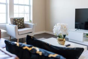 een woonkamer met een bank en een tafel bij Private Bed Downtown INDY - Shared in Indianapolis