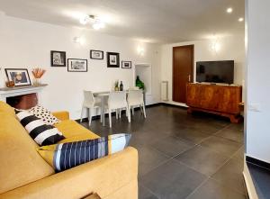 Televízia a/alebo spoločenská miestnosť v ubytovaní Casa del Moro - romantic loft in Trastevere