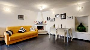 A seating area at Casa del Moro - romantic loft in Trastevere