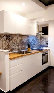 A kitchen or kitchenette at Casa del Moro - romantic loft in Trastevere
