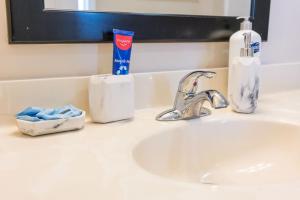 een badkamermeubel met een wastafel, een tandenborstel en tandpasta bij Private Bed Downtown INDY - Shared in Indianapolis +17 foto's