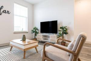 TV tai viihdekeskus majoituspaikassa Affordable Private Bed Whitetown - Shared