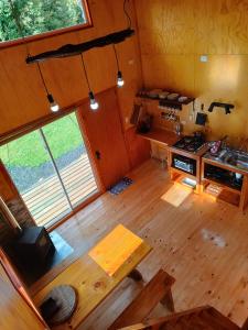 een keuken in een tiny house bij Cumbres del poicas in Cochamó