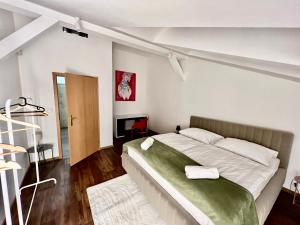 Aneri Apartment Old Town في براتيسلافا: غرفة نوم بسرير كبير ودرج