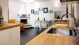 A kitchen or kitchenette at Casa del Moro - romantic loft in Trastevere
