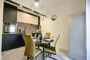 cocina y comedor con mesa y sillas en Luxury Apartment Laura, en Zadar