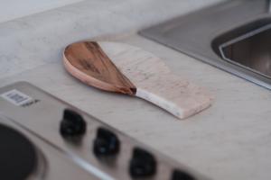 una cuchara de madera en la parte superior de un mostrador de cocina en Departamento Vista Nova Culiacán, en Casas