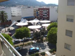 una vista aérea de un aparcamiento con sombrillas blancas en Hotel Azahar, en Oliva