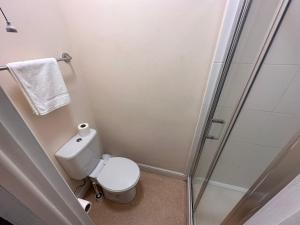 uma casa de banho com um WC e um chuveiro em 281 Hotel & Restaurant em Mansfield