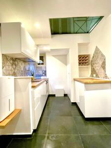 A kitchen or kitchenette at Casa del Moro - romantic loft in Trastevere