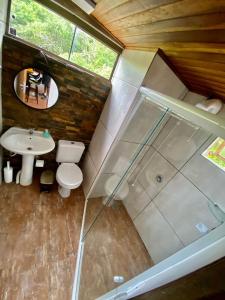 een badkamer met een douche, een toilet en een wastafel bij Lagoa Country Club in Cidreira