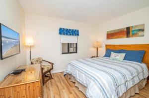 1 dormitorio con cama, escritorio y cama sidx sidx sidx sidx en Unit 6307 - Ocean & Racquet Club, en St. Augustine Beach 72 fotos más