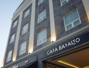 un bâtiment avec un panneau indiquant casa basilia dans l'établissement Casa Basalto, à Pachuca