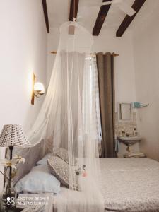 um quarto com uma cama e uma rede mosquiteira em Fonda Felip em Port de la Selva