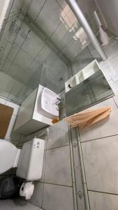 La salle de bains est pourvue de toilettes et d'un lavabo. dans l'établissement Apartamento no Centro de Foz do Iguacu, à Foz do Iguaçu