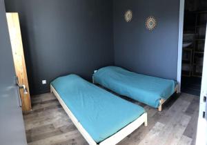 Posteľ alebo postele v izbe v ubytovaní gîte Le Lavandin