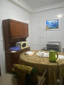 um quarto com uma mesa e um micro-ondas em Appartement Ngor Almadie em Dakar