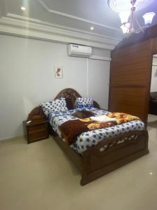 um quarto com uma cama num quarto em Appartement Ngor Almadie em Dakar