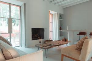 a living room with a table and a couch at LUZ Culinary Wine Lodge in José Ignacio