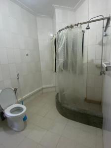 uma casa de banho com um WC e um chuveiro. em Appartement Ngor Almadie em Dakar