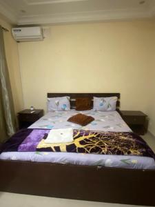 um quarto com uma cama com um cobertor em Appartement Ngor Almadie em Dakar