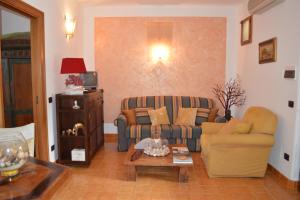 ein Wohnzimmer mit einem Sofa und einem Tisch in der Unterkunft Villetta Lavanda in Lipari