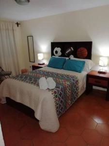 um quarto com uma cama grande e almofadas azuis em Casa Emmanuel em Guanajuato