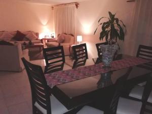 uma sala de jantar com uma mesa com uma planta em Casa Emmanuel em Guanajuato
