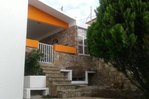 uma casa de pedra com escadas em frente em Casa Emmanuel em Guanajuato