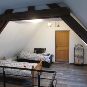 Postelja oz. postelje v sobi nastanitve Gîte manoir Les Camps Greslins