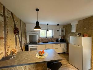 A kitchen or kitchenette at Gîte manoir Les Camps Greslins