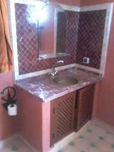 ein Badezimmer mit Waschbecken und Spiegel in der Unterkunft RIAD AMINE in Taroudant