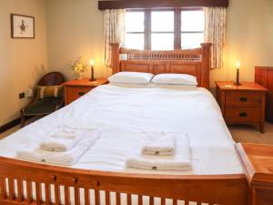 雷森市集的住宿－The Paddock，一间卧室配有一张大床和毛巾