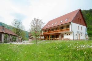 un gran edificio blanco con techo rojo en Madronič family estate - Kolpa river, en Stari Trg ob Kolpi