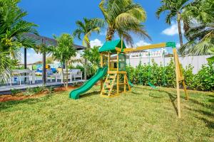 Ο χώρος παιχνιδιού για παιδιά στο Grand 6BR Escape Resort Pool, Beach & Mini Golf L09