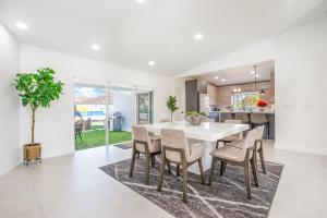 Η κουζίνα ή μικρή κουζίνα στο Grand 6BR Escape Resort Pool, Beach & Mini Golf L09