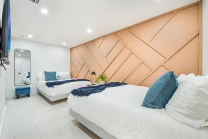 Ένα ή περισσότερα κρεβάτια σε δωμάτιο στο Grand 6BR Escape Resort Pool, Beach & Mini Golf L09 +35 φωτογραφίες