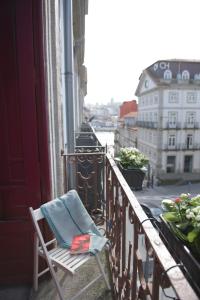 ein Handtuch auf einem Stuhl auf einem Balkon in der Unterkunft Santo da Casa / Sc apartments in Porto