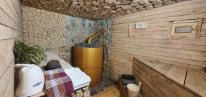 narożna drewniana sypialnia z kuchenką w obiekcie Villa Space w mieście Gonio