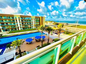 uma vista a partir de uma varanda de um resort com uma piscina em Vg Fun by Diego Flats em Fortaleza