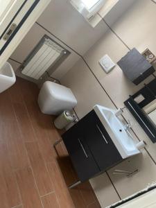 - une salle de bains avec toilettes et lavabo dans l'établissement TheMaki'sHouse, à Fiumicino