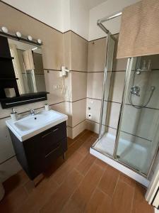 La salle de bains est pourvue d'un lavabo et d'une douche. dans l'établissement TheMaki'sHouse, à Fiumicino