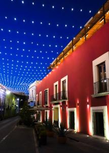 un edificio con soffitto coperto di luci di Cartesiano Boutique & Wellness Hotel a Puebla