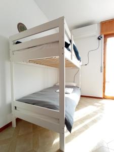 ein Schlafzimmer mit Etagenbetten in einem Zimmer mit Fenster in der Unterkunft Casa Doretta - Camere Rooms in Verona
