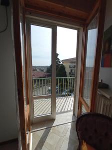 eine Glasschiebetür mit Blick auf einen Balkon in der Unterkunft Casa Doretta - Camere Rooms in Verona