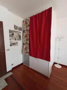 a room with a red curtain in a room at Casa Doretta - Camere Rooms in Verona
