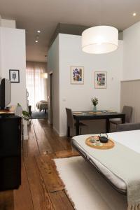ein Wohnzimmer mit einem Bett und ein Esszimmer in der Unterkunft Santo da Casa / Sc apartments in Porto