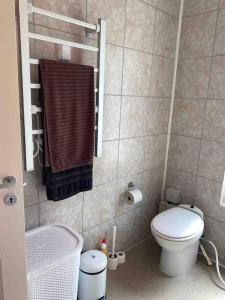 Ванна кімната в Trevlig stuga med uteplats