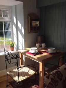 einen Holztisch mit Schalen darauf in einem Zimmer in der Unterkunft The Summer Room in Norwich
